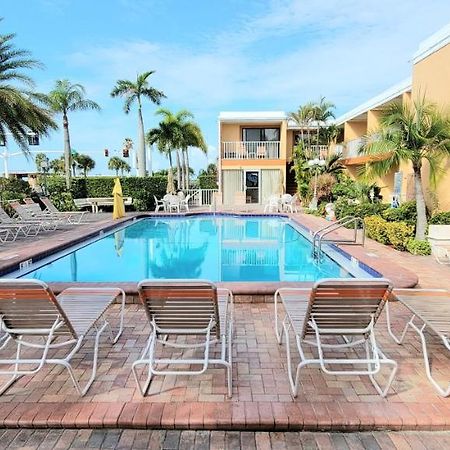 Satellite Motel St. Pete Beach Buitenkant foto