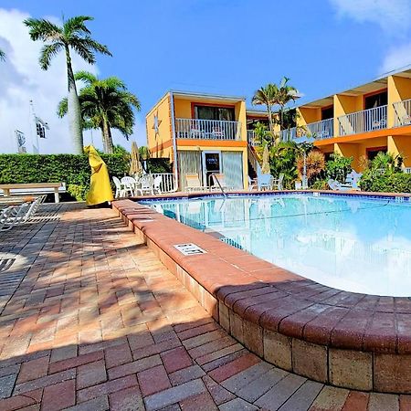 Satellite Motel St. Pete Beach Buitenkant foto