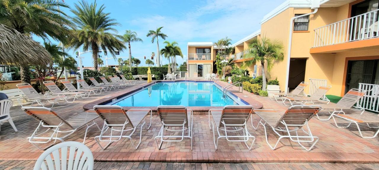 Satellite Motel St. Pete Beach Buitenkant foto