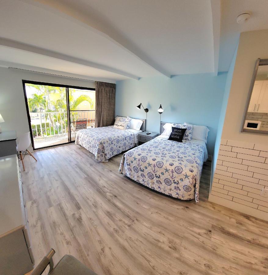 Satellite Motel St. Pete Beach Buitenkant foto
