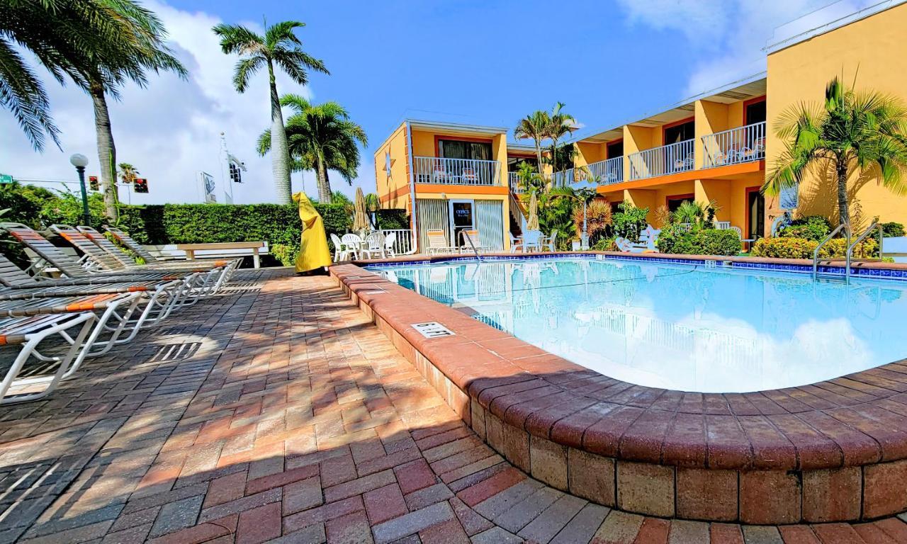 Satellite Motel St. Pete Beach Buitenkant foto