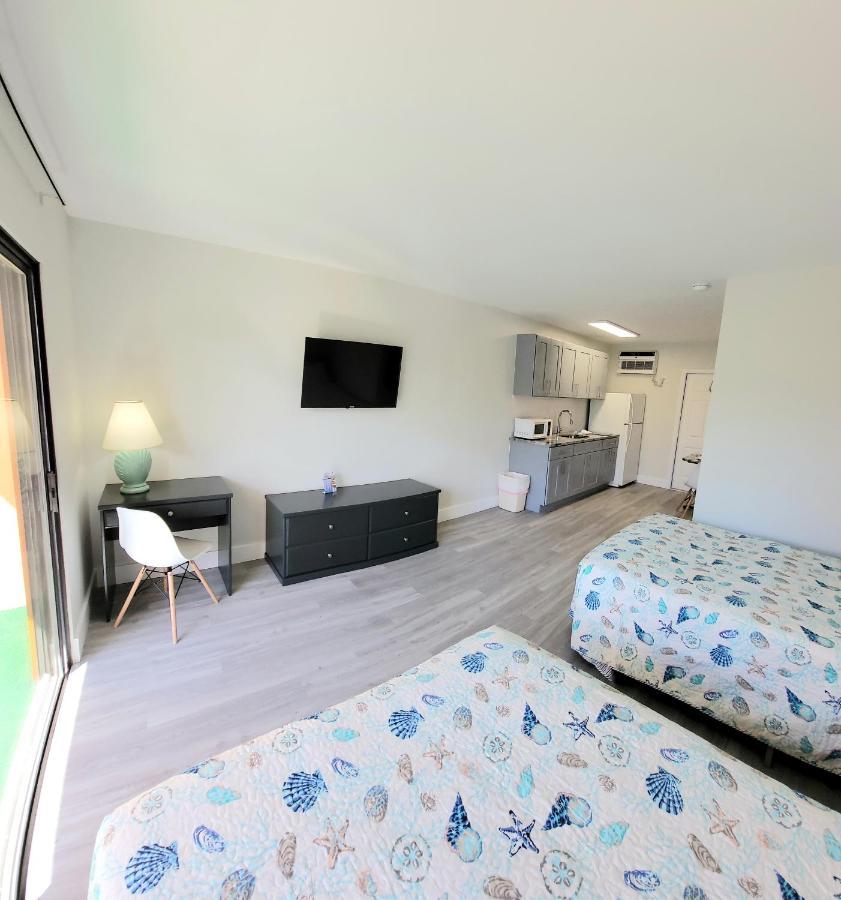 Satellite Motel St. Pete Beach Buitenkant foto