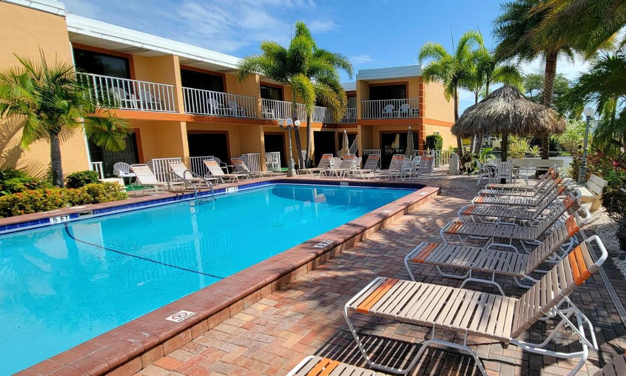 Satellite Motel St. Pete Beach Buitenkant foto