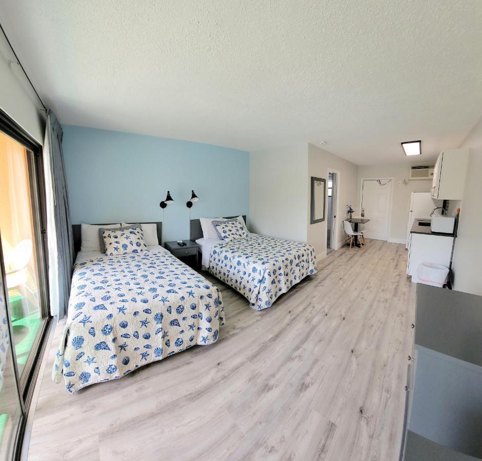 Satellite Motel St. Pete Beach Buitenkant foto